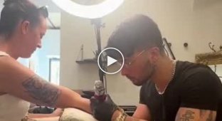 Татуировщик в Италии придумал необычный способ, как отвлечь клиентов от боли: он просто начал петь