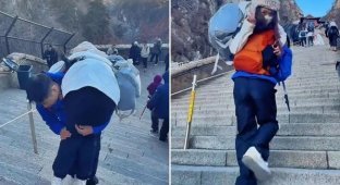 A man earns 42 thousand dollars, lifting tired women up a mountain on his shoulders (3 photos + 1 video)
