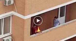В Краснодаре парни пожарили шашлык на балконе