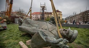 Следственный комитет возбудил уголовное дело из-за сноса памятника маршалу Коневу в Праге (4 фото)