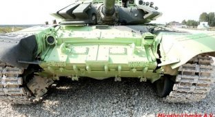 Последствия удара танка о стену (4 фото)