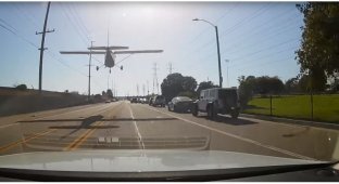 Девушка-пилот безупречно посадила самолёт на оживлённой трассе в Калифорнии (3 фото + 1 видео)