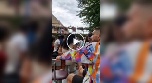 Туристка ударилась головой о мост во время катания на лодке