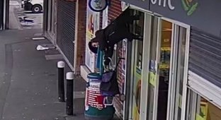 Женщина зацепилась плащом за рольставни и они подняли её в воздух вместе с тележкой (4 фото + 1 видео)