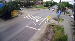 Два водителя неудачно попытались проскочить перекресток на «желтый»