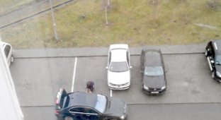 Владелец BMW решил "застолбить" персональное парковочное место во дворе (5 фото)