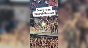 Соліст гурту Judas Priest Хелфорд вийшов на сцену з українським прапором