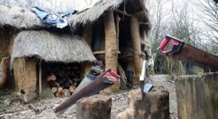 Британского бездомного, построившего мазанку в лесу, выгоняют из дома (9 фото)