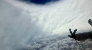 American weather reconnaissance plane flew into the eye of a hurricane (3 photos + 1 video)