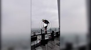 Бейсджампер стрибнув з даху 41-го поверху, коли персонал благав зупинитися