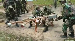 African soldiers learn to shoot from an anti-aircraft gun