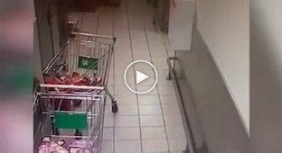 Работник супермаркета ударил кассиршу кулаком по лицу
