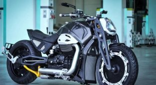 Russian motorcycle "Monomakh" with a part of the motor from the executive Aurus (8 photos)
