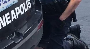 Полицейские убили во время задержания темнокожего Джорджа Флойда, после чего в США начались митинги (4 фото + 5 видео)