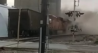 A teenager deliberately "caused" a train to crash in order to film a video for YouTube (3 photos + 1 video)