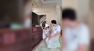 Батько, який виховує двох доньок, навчає їх ввічливим манерам