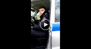 Девушка пристала к спящим полицейским в машине