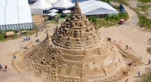 В Германии построили самый высокий в мире замок из песка (9 фото)