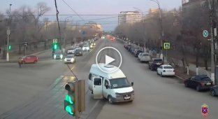A girl fell out of a minibus while driving in Volgograd