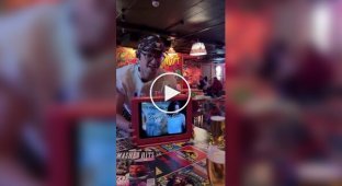 В Лондоне открылся бар в стиле 90-х