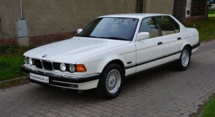 Идеальная BMW «Семёрка», которая 23 года простояла у дилера (17 фото)