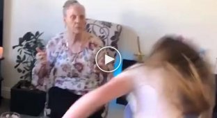 Внучка показала бабусі, як вона вміє танцювати