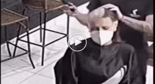 Парикмахер состриг себе волосы на голове в знак солидарности с больной раком