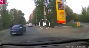 Наказание наглого водителя «Мерседеса», пристроившегося за скорой в Санкт-Петербурге (мат)