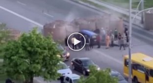 В Киеве на Троещине машина со скоростью 100 километров в час врезалась в бетонные блоки
