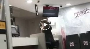 Пьяная девушка громит ресторан KFC в Австралии