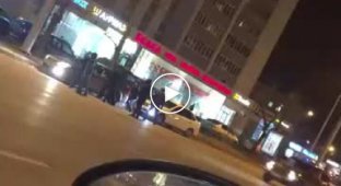 Дорожные разборки в центре Казани водитель сбил человека и протаранил несколько машин