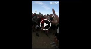 Crowd of fans parted for crowdsurfer who jumped off stage
