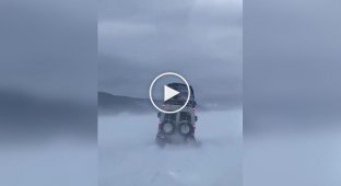 На видео показан трудный путь от Якутска до Олекминска по трассе Умнас
