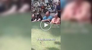 В Китае спасли женщину, которая повисла на уровне третьего этажа