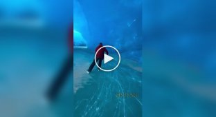 Катание внутри айсберга от норвежского энтузиаста