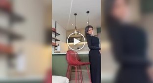 Невероятная гибкость: девушка на стуле показала то, что кажется невозможным