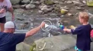 Беспардонный енот украл рыбу у маленького рыболова