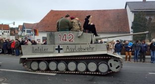 «Антимигрантский» танк на карнавале в Баварии стал причиной громкого скандала (2 фото)