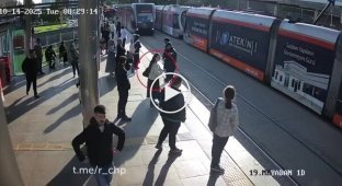 Сотрудник службы безопасности в последний момент спас невнимательную женщину