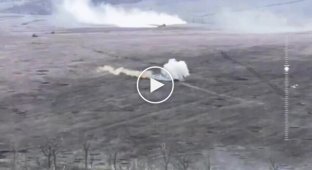Бойцы с помощью шведского ПТРК NLAW уничтожают две вражеские бронемашины
