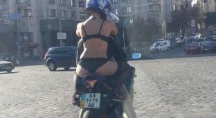По Киеву ездит мотоциклист с полуголой пассажиркой