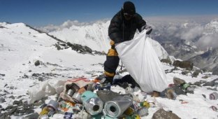 Базовый лагерь на Эвересте закрыли для уборки (3 фото)