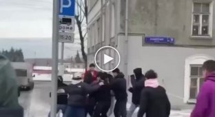 A crowd of migrants in Moscow beat a guy who stood up for a girl