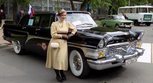 Фестиваль старинных автомобилей в московском парке