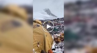 12 тонн фекалій скупчилося на Евересті: туристи продовжують ворожити