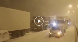 Из-за сильного снегопада крымский мост впервые был перекрыт