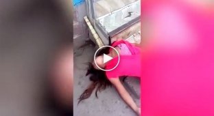 В Казахстане парни поиздевались над лежавшей обнаженной девушкой