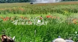 Украинский танк под вражеским огнем
