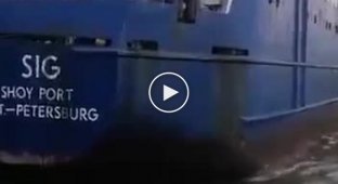 Перший відеозапис атаки російського нафтоналивного танкера «Сіг» українським БМП-камікадзе 5 серпня