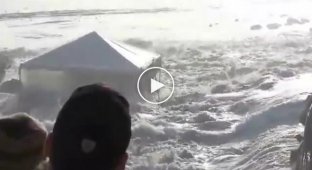 Волна смыла и протащила по пляжу зазевавшихся туристов